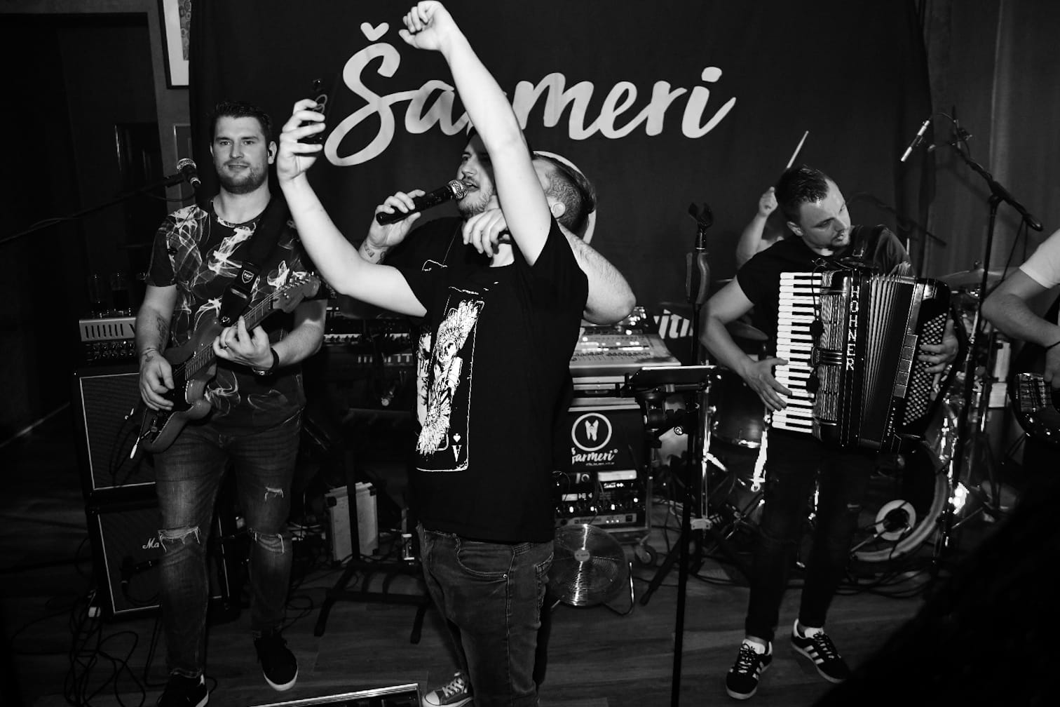 Šarmeri energičan nastup crno-bijelo - vokal i harmonika