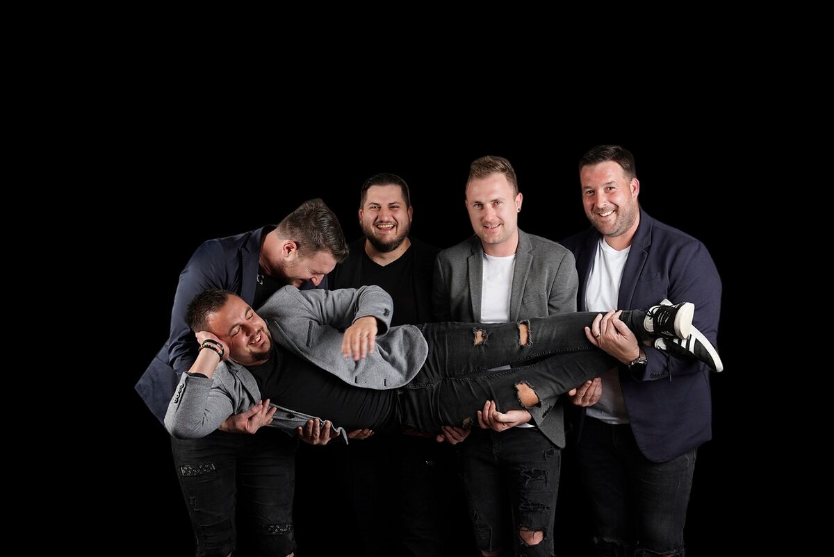 Šarmeri bend - 5 članova u zabavnoj pozi na fotografiranju