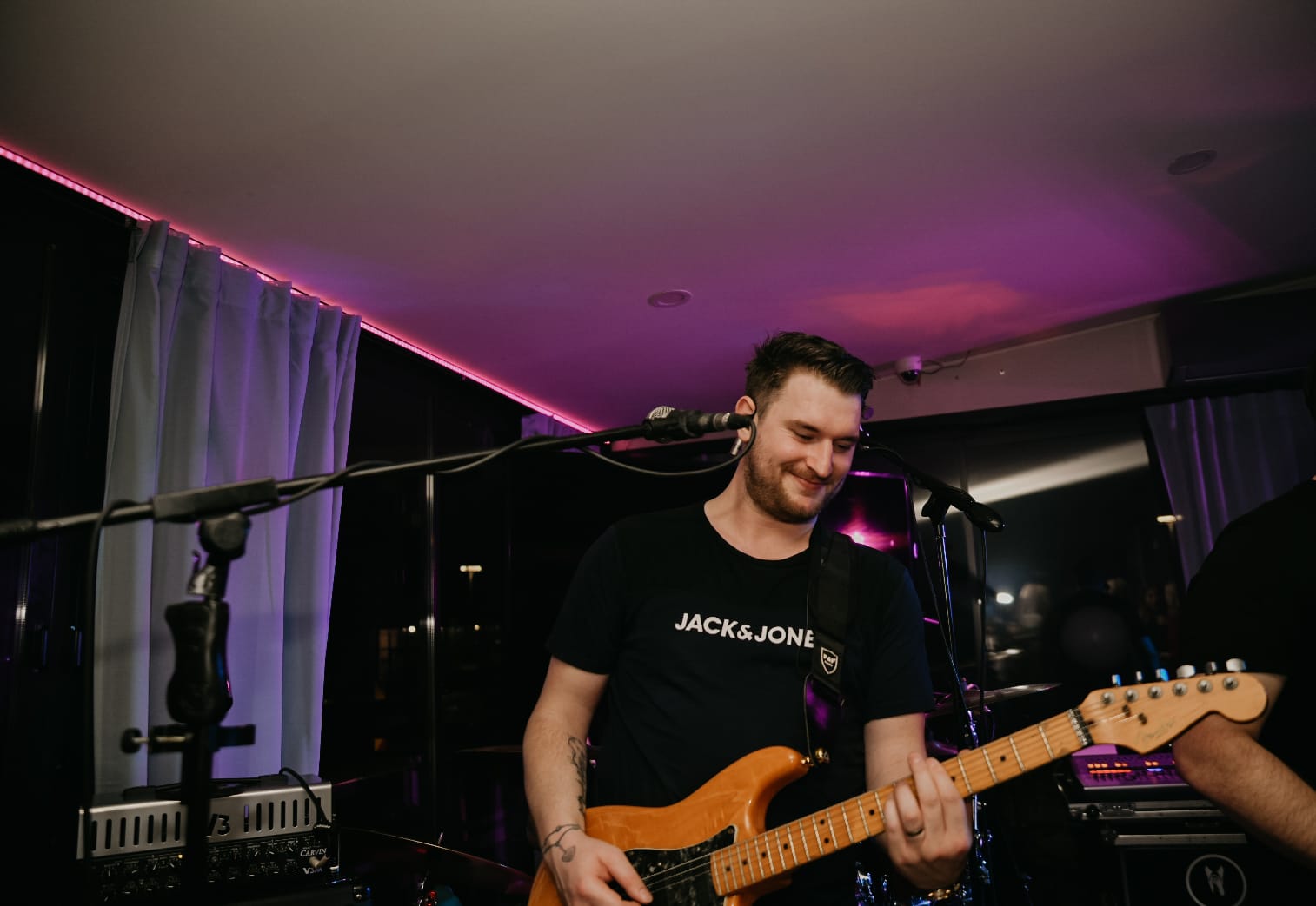 Gitarist benda Šarmeri uživo - Fender gitara na nastupu