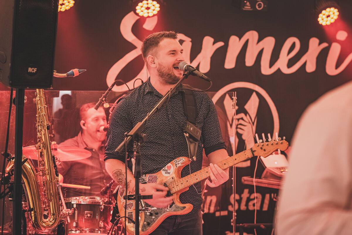 Gitarist i saksofonist benda Šarmeri - live glazba za svadbe Zagreb